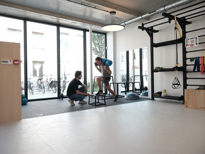 Begeleiding tijdens oefentherapie in de oefenzaal